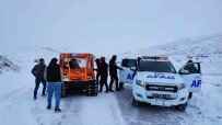 Erzincan'da Karda Mahsur Kalan 5 Kisi Kurtarildi