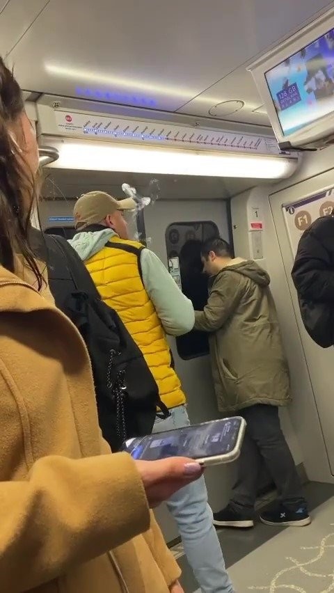 İstanbul’da metroda sigara içti! Kadın yolcu çileden çıktı: Seni videoya çekeceğim terbiyesiz .