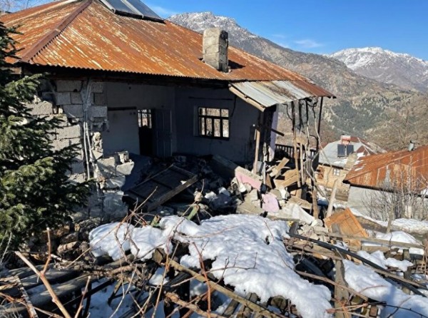 Depremde dağdan kopan kayalar evlerin üzerine düştü