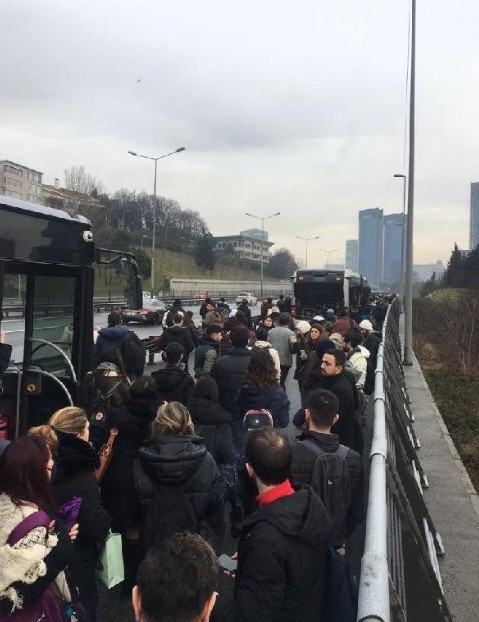 İstanbul'da yine metrobüs arızası! Yolcular mağdur oldu