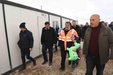 Baskan Gürkan, Dogansehir'de Depremzedeleri Ziyaret Etti
