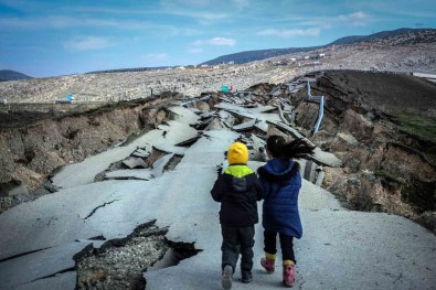 Kahramanmaras Pazarcik'ta Depremde Yarilan Yol Havadan Görüntülendi