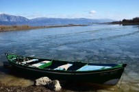 Nilüferleriyle Meshur Isikli Gölü Dondu