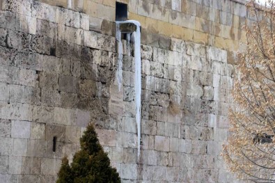 Sivas'ta Dev Buz Sarkitlari Olustu