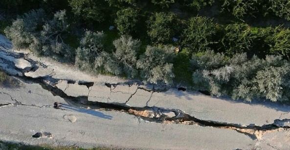 Hatay'da yarıkların oluştuğu 3 kilometrelik yol çöktü