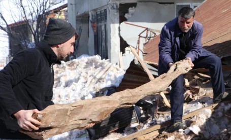 Malatya'da 2 oğluyla enkaz kaldırma çalışmalarına katılan baba: Bir vinç gibiydik