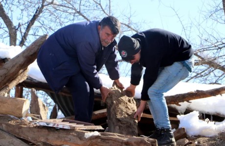 Malatya'da 2 oğluyla enkaz kaldırma çalışmalarına katılan baba: Bir vinç gibiydik