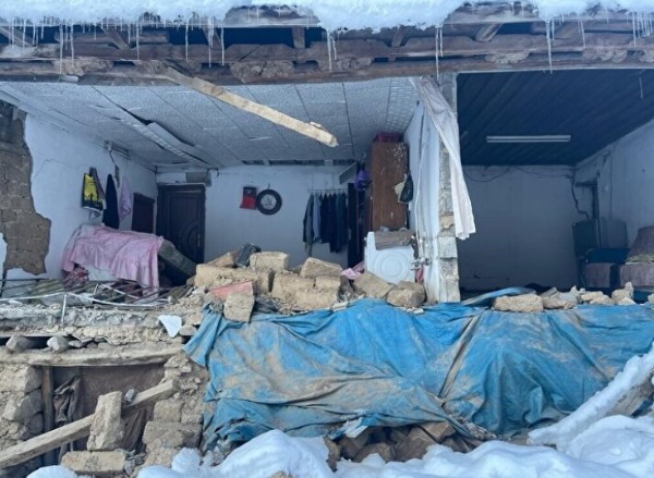 Depremde dağdan kopan kayalar evlerin üzerine düştü