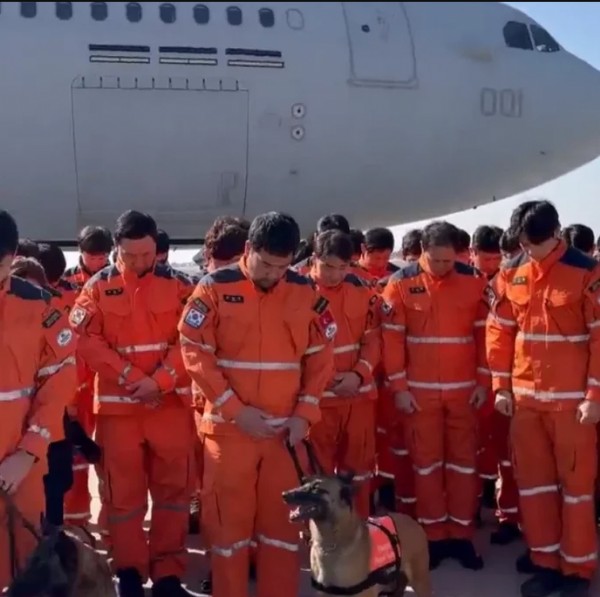 Güney Kore ekibinden saygı duruşu