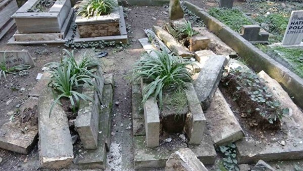 Hatay’da deprem sonrası mezarlar hasar gördü: Bazıları yola uçtu