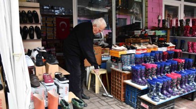 85 Yasinda Her Sabah 7'De Dükkanini Açiyor