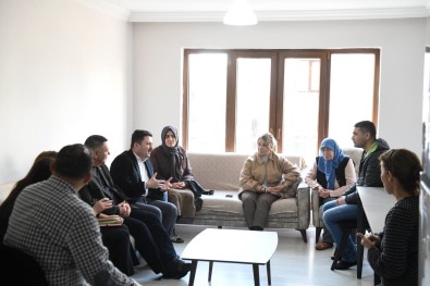 Baskan Avci Depremzede Aileleri Ziyaret Etti