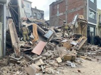 Fatih'te 2 katlı metruk bina çöktü