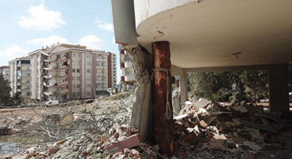 Çökmek üzere olan binanın kolonuna kütükle desteklediler