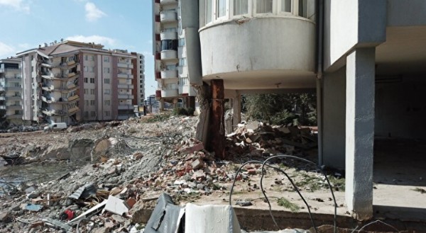 Çökmek üzere olan binanın kolonuna kütükle desteklediler