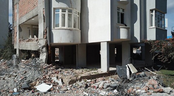 Çökmek üzere olan binanın kolonuna kütükle desteklediler