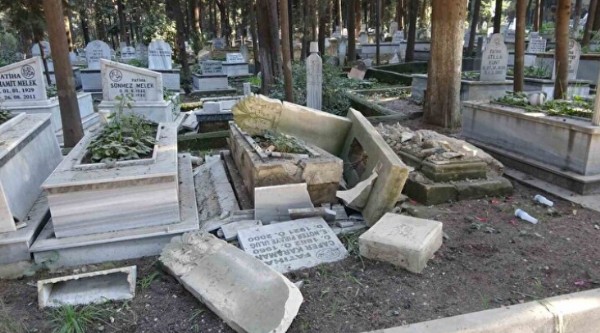 Hatay’da deprem sonrası mezarlar hasar gördü: Bazıları yola uçtu