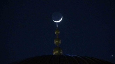 Ay, Venüs Ve Jüpiter Yakinlasmasi Taksim Camii Ile Birlikte Görüntülendi