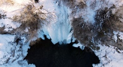 Buz Tutan Selale Kartpostallik Görüntüler Olusturdu