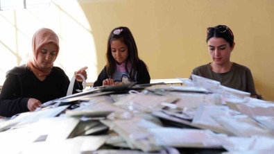 Depremden Kurtulan Aile Depremzedelere Yardim Ediyor