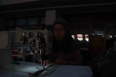 Okulu Fabrikaya Çevirdiler, Günde 50 Çadir Üretiyorlar