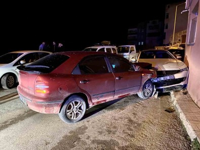 Polisten Kaçan Sürücü Park Halindeki Milyonluk Otomobile Çarpti