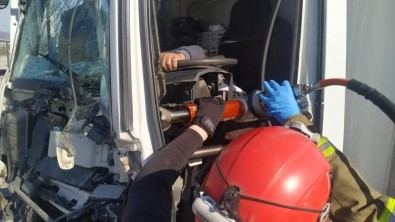 Bandirma'da Kamyonet Tira Arkadan Çarpti