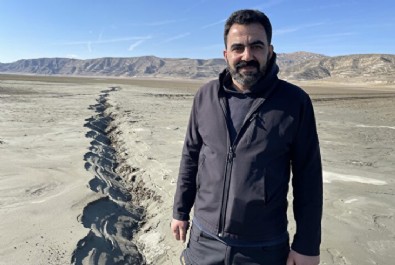 Elazığ'da fay hattındaki zemin sıvılaşması havadan görüntülendi