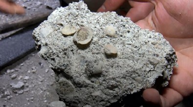 Esenler ve Bayrampaşa'da iki binadaki çatlaklar korkutuyor