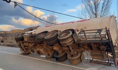 Kastamonu'da Yakit Tankeri Devrildi, Yol Trafige Kapandi