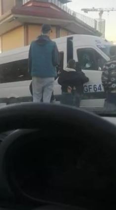 Okul servisine beyzbol sopası ile saldırdı