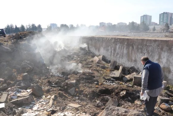 Diyarbakır’da deprem sonrası yerin altından çıkan duman 18 gündür tütüyor