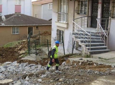 Pendik'te yol çöktü: 2 bina tedbir amaçlı tahliye edildi