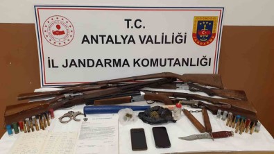 Alanya'da 5 Otomobile Silah Zoruyla El Koyan 3 Süpheliye Tutuklama