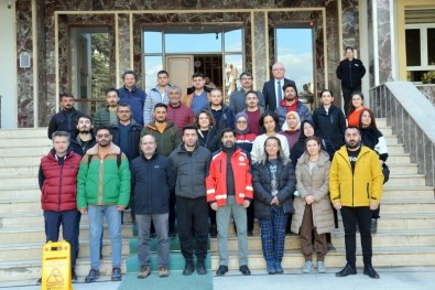 Doktor, Eczaci Ve Hemsirelerden Olusan Ekip Eskisehir'den Hatay'a Gidiyor