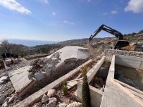 Kas'ta 7 Kaçak Yapi Yikildi