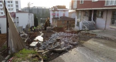 Pendik'te yol çöktü: 2 bina tedbir amaçlı tahliye edildi