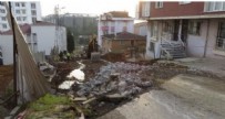 PENDİK - Pendik'te yol çöktü: 2 bina tedbir amaçlı tahliye edildi