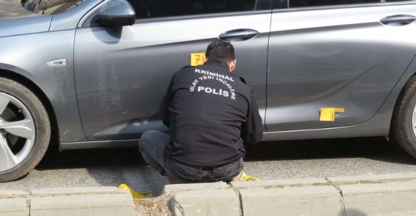 İstanbul'da trafik ışıklarında otomobile silahlı saldırı!