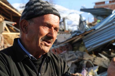 Depremde 3 Yakinini Ve Evini Kaybetti, Kurtardigi Ineklerini Asevine Bagisladi