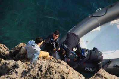 Falezlerde Mahsur Kalan Depremzede Çocuk Kurtarildi