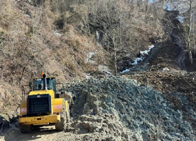 Kar suları heyelanlara neden oldu: 3 ev hasar gördü 1,5 metrelik yarıklar oluştu