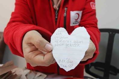 Kizilay Okulu Ögrencilerinden Depremzedeler Için Duygulandiran Bagis