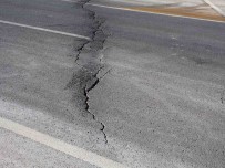 Nigde Ve Konya Depreminde Aksaray'da Yol Ve Araziler Yarildi Haberi