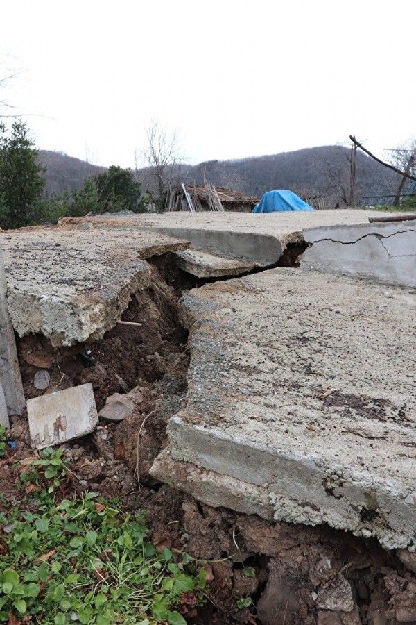 Kar suları heyelanlara neden oldu: 3 ev hasar gördü 1,5 metrelik yarıklar oluştu