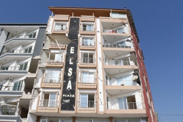 Deprem uzmanı Prof. Dr. Övgün Ahmet Ercan uyardı: Apartman altındaki bu dükkanlar binaya zarar veriyor!