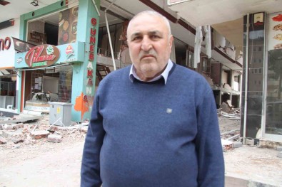 60 Kisiyi Kurtardi, Düsen Duvarin Altinda Kalarak Hayatini Kaybetti