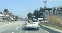 Enkaz Altindan Çikardigi Yarim Otomobille Trafige Çikti