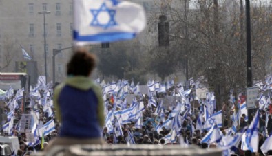 İsrail'de yer yerinden oynuyor: Sayı yüz bini aştı