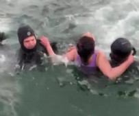  DENİZ - İstanbul’da denizde nefes kesen anlar: Genç kadının imdadına ekipler yetişti!